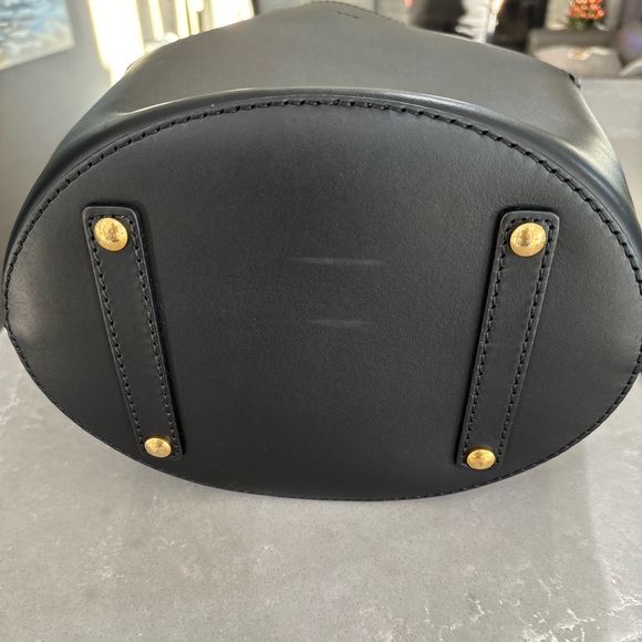 Burberry bucket bag this bag is absolutely so cute and soft like new - Picture 2 of 4